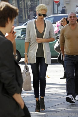 CharlizeTheronSEP092402