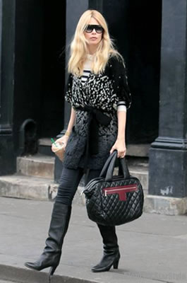 クラウディア・シファー（Claudia Schiffer）☆ストリートスナップ・ステラマッカートニー（Stella McCartney）のニットコートに Chanel（シャネル）のココダッフルレザートートバッグを持ってロン - 大人のファッショニスタ☆Star Style スタースタイル