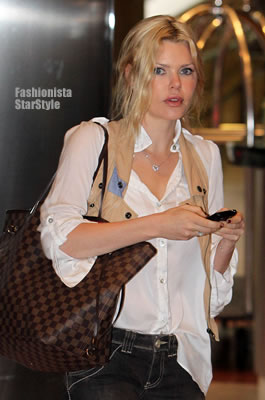 ソフィー モンク Sophie Monk ストリートスナップ ルイ ヴィトン Louis Vuitton ダミエトートバッグを持ってシドニーのホテルに到着 大人のファッショニスタ Star Style スタースタイル